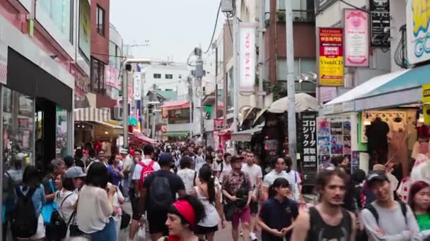 Människor korsar Shibuya korsningen i Tokyo — Stockvideo