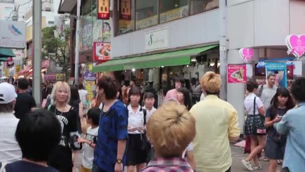 Mensen steken de Shibuya kruising in Tokio over — Stockvideo