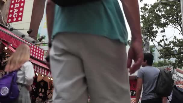 Persone attraversano l'incrocio Shibuya a Tokyo — Video Stock