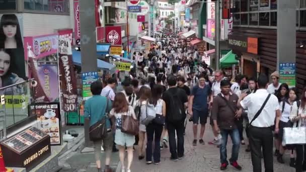 Натовпи людей на вулиці Такашета Харааджку в Токіо — стокове відео