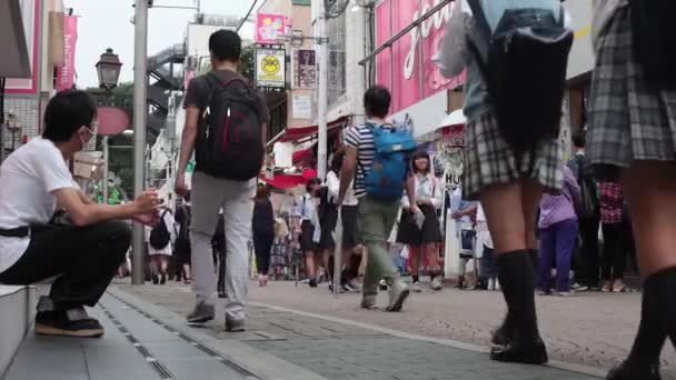 Lidé překřížit křižovatku Shibuya v Tokiu — Stock video