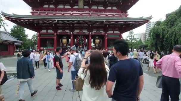 Touristen besuchen den Senso-ji-Tempel in Tokio — Stockvideo