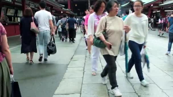 Turisté navštěvují Senso-ji Temple v Tokiu — Stock video