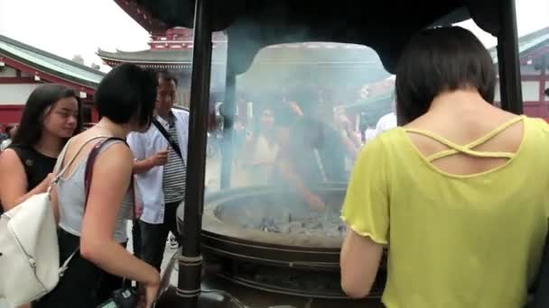 Touristen besuchen den Senso-ji-Tempel in Tokio — Stockvideo