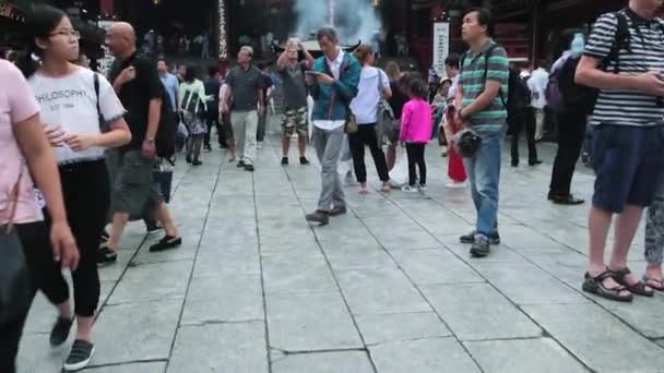 도쿄에서 센 소지 사원에 방문 하는 관광객 — 비디오