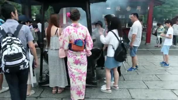 Toeristen bezoeken bij Senso-ji tempel in Tokio — Stockvideo