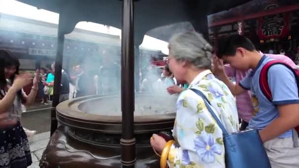 Turisták-imádkozzatok a senso-ji templom Tokióban — Stock videók