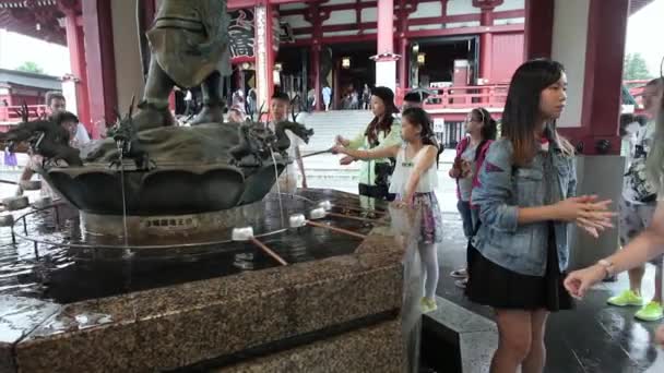 Turis berdoa di kuil Senso-ji di Tokyo — Stok Video