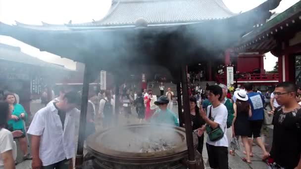 Turistas rezam no Templo Senso-ji em Tóquio — Vídeo de Stock
