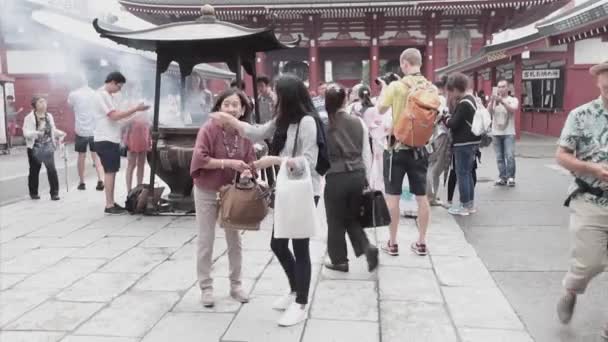 Turist ziyaret edin ve Tokyo Senso-ji Tapınağı'nda dua — Stok video