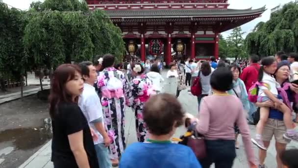 Toeristen bezoeken en bidden bij Senso-ji tempel in Tokio — Stockvideo