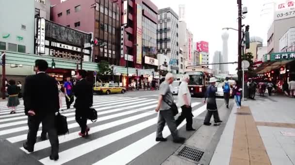 Människor över gata i Tokyo — Stockvideo
