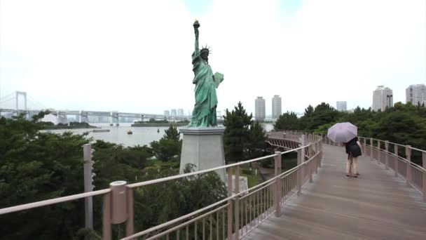 Odaiba, Japonya, Özgürlük heykeli — Stok video