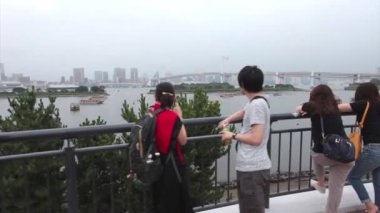 Tokyo'da Odaiba semtinde Gökkuşağı köprüsü ile Panorama