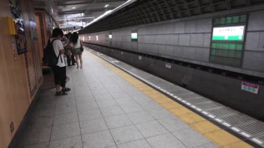 tokyo metro üzerinde kişi 