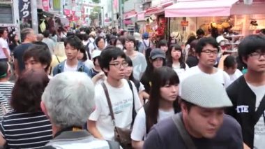 Tokyo'da Harajuku Discrit üzerinde Anonim kalabalıklar 