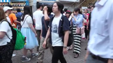 Tokyo'da Harajuku Discrit üzerinde Anonim kalabalıklar 