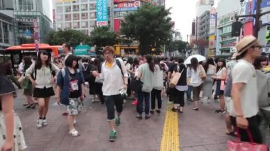 Anonim kalabalık Tokyo Shibuya Discrit üzerinde