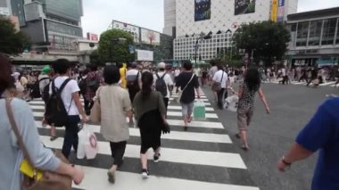 Insanlar Tokyo'da Shibuya kavşak çapraz