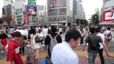Insanlar Tokyo'da Shibuya kavşak çapraz