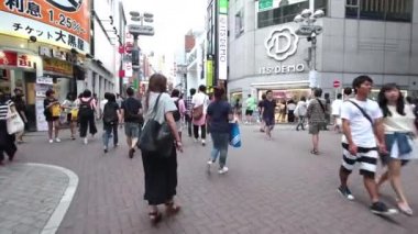 Anonim kalabalık Tokyo Shibuya Discrit üzerinde