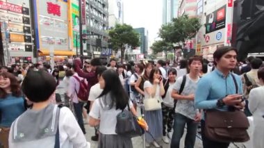 Insanlar Tokyo'da Shibuya kavşak çapraz