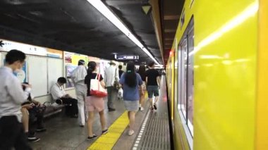 tokyo metro üzerinde kişi