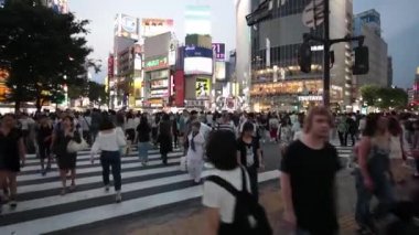Anonim kalabalık Tokyo Shibuya Discrit üzerinde