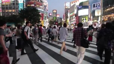 Anonim kalabalık Tokyo Shibuya Discrit üzerinde