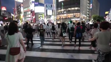 Anonim kalabalık Tokyo Shibuya Discrit üzerinde
