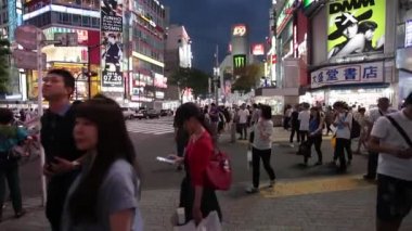 Anonim kalabalık Tokyo Shibuya Discrit üzerinde