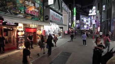 Anonim kalabalık Tokyo Shibuya Discrit üzerinde