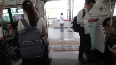 tokyo metro üzerinde kişi