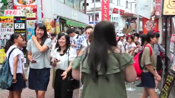 Anonieme drukte op Harajuku Discrit in Tokio — Stockvideo