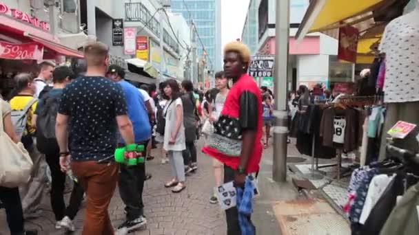 Anonyme Menschenmengen auf harajuku discrit in tokyo — Stockvideo