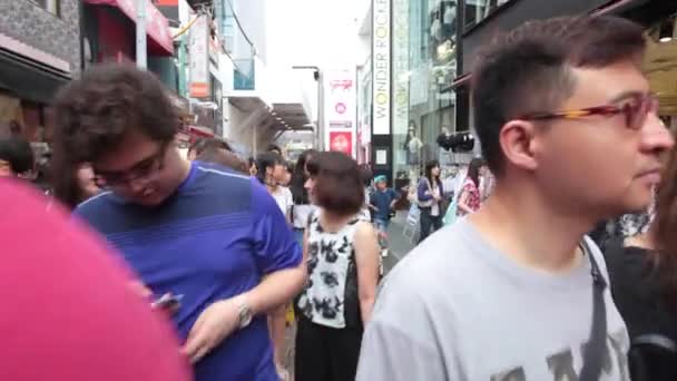 Anonieme drukte op Harajuku Discrit in Tokio — Stockvideo