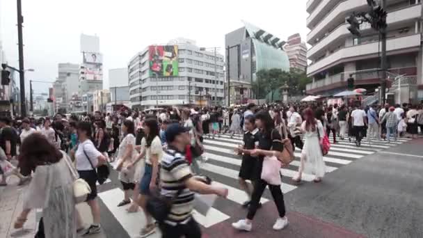 Multitudes anónimas en Harajuku Discrit en Tokio — Vídeos de Stock