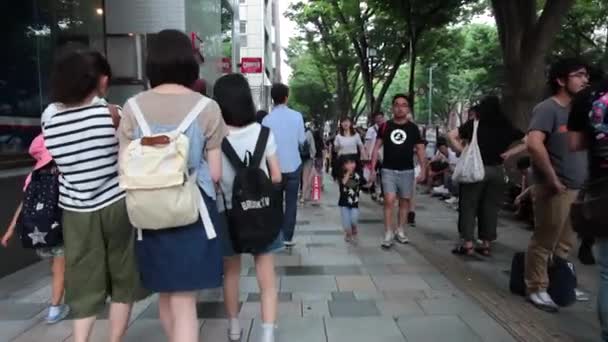 Anonieme drukte op Harajuku Discrit in Tokio — Stockvideo