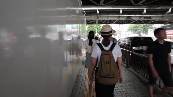 Anonyme Menschenmassen auf Shibuya Disrit in Tokio — Stockvideo