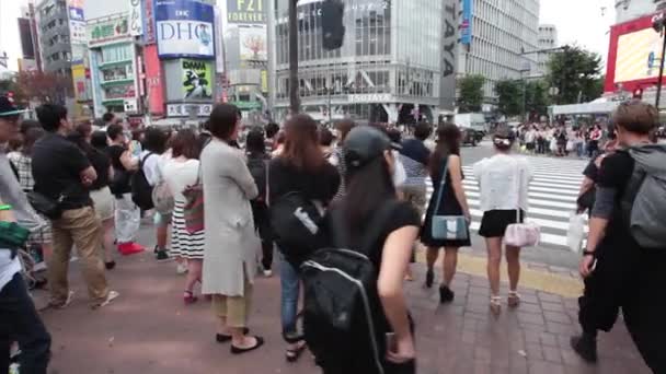 People cross the Shibuya intersection in Tokyo — Stock Video
