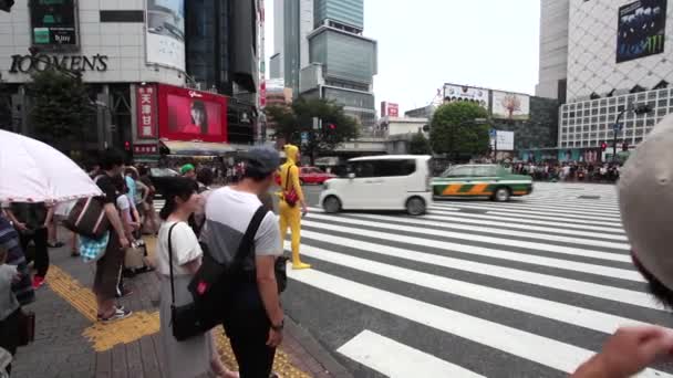 Les gens traversent l'intersection Shibuya à Tokyo — Video