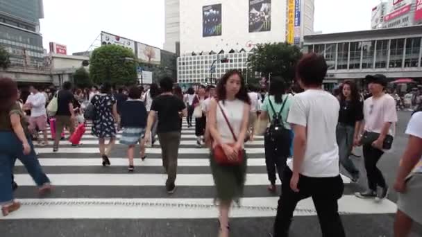 Lidé překřížit křižovatku Shibuya v Tokiu — Stock video