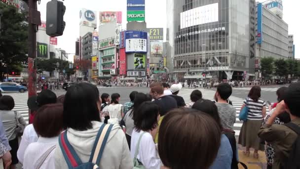 도쿄의 시부야 교차로를 건너는 사람들 — 비디오