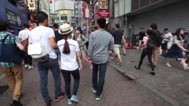 Anonyme Menschenmassen auf Shibuya Disrit in Tokio — Stockvideo