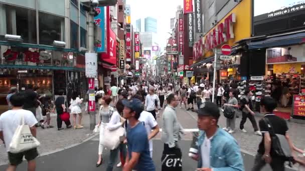 Anonimowe tłumy na Shibuya Discrit w Tokio — Wideo stockowe
