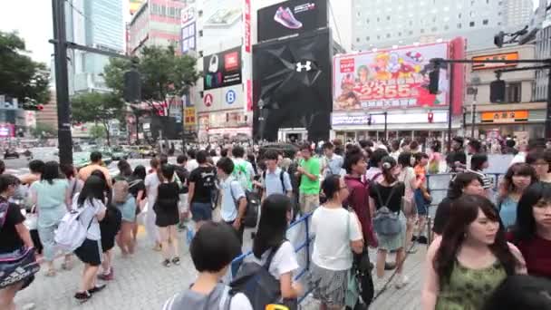 La gente cruza la intersección Shibuya en Tokio — Vídeos de Stock