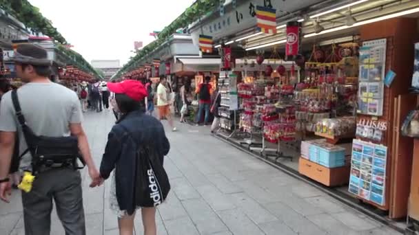 도쿄에서 거리 시장에서 걷는 사람들 — 비디오