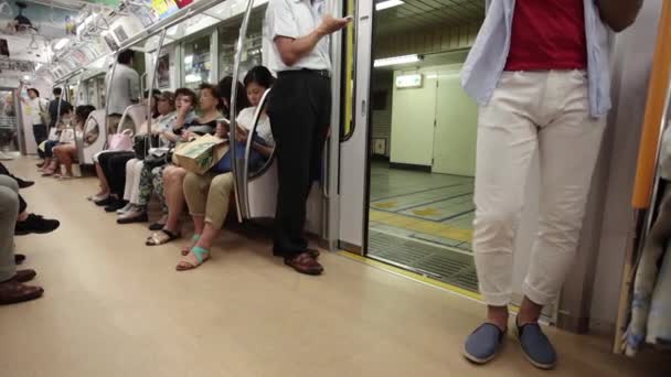 Mensen op de tokyo metro — Stockvideo