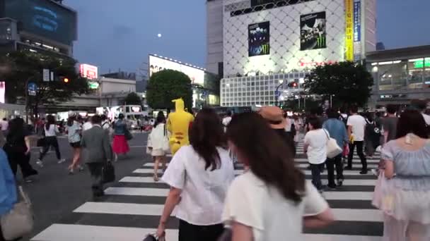Anonieme menigte op Shibuya Discrit in Tokio — Stockvideo