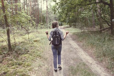 yolda yürüyen kadın